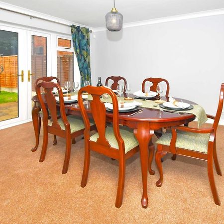 The Glade By Yourstays Huge Single Detached Holiday Home With Big Garden Newcastle-under-Lyme Εξωτερικό φωτογραφία