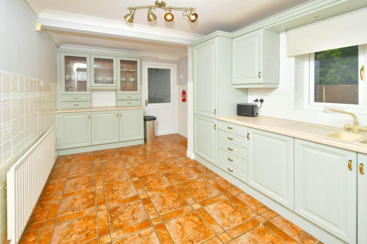 The Glade By Yourstays Huge Single Detached Holiday Home With Big Garden Newcastle-under-Lyme Εξωτερικό φωτογραφία