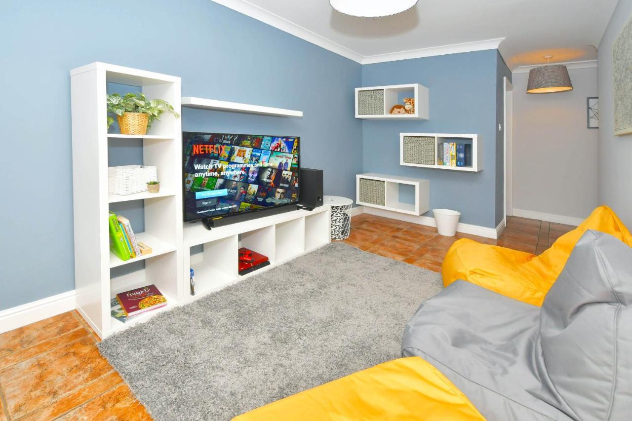 The Glade By Yourstays Huge Single Detached Holiday Home With Big Garden Newcastle-under-Lyme Εξωτερικό φωτογραφία