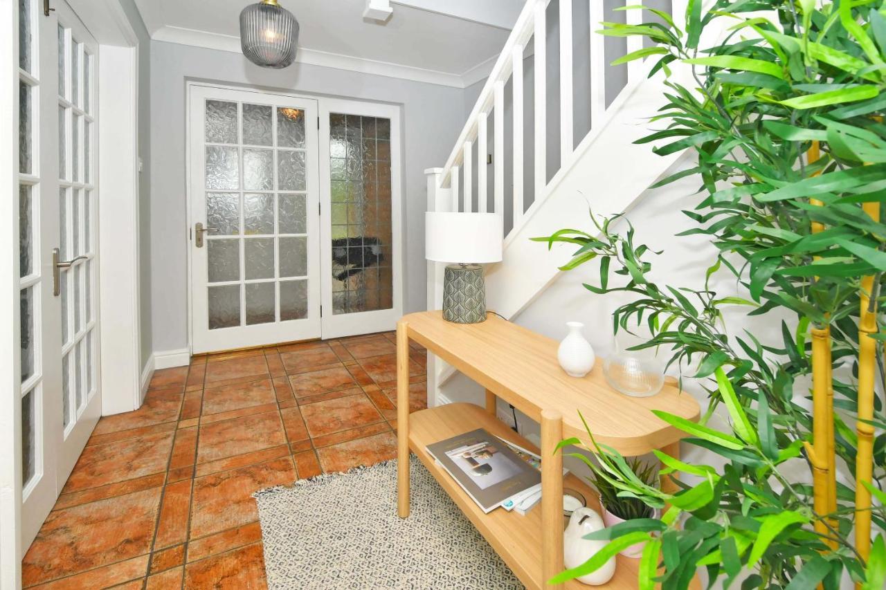 The Glade By Yourstays Huge Single Detached Holiday Home With Big Garden Newcastle-under-Lyme Εξωτερικό φωτογραφία