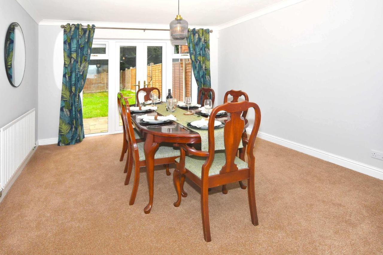 The Glade By Yourstays Huge Single Detached Holiday Home With Big Garden Newcastle-under-Lyme Εξωτερικό φωτογραφία