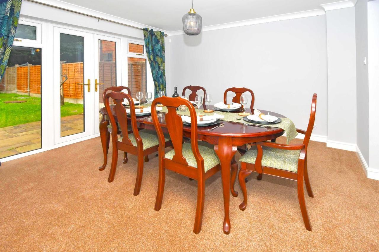 The Glade By Yourstays Huge Single Detached Holiday Home With Big Garden Newcastle-under-Lyme Εξωτερικό φωτογραφία