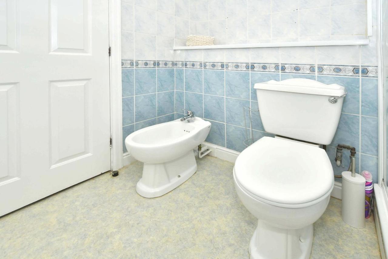 The Glade By Yourstays Huge Single Detached Holiday Home With Big Garden Newcastle-under-Lyme Εξωτερικό φωτογραφία