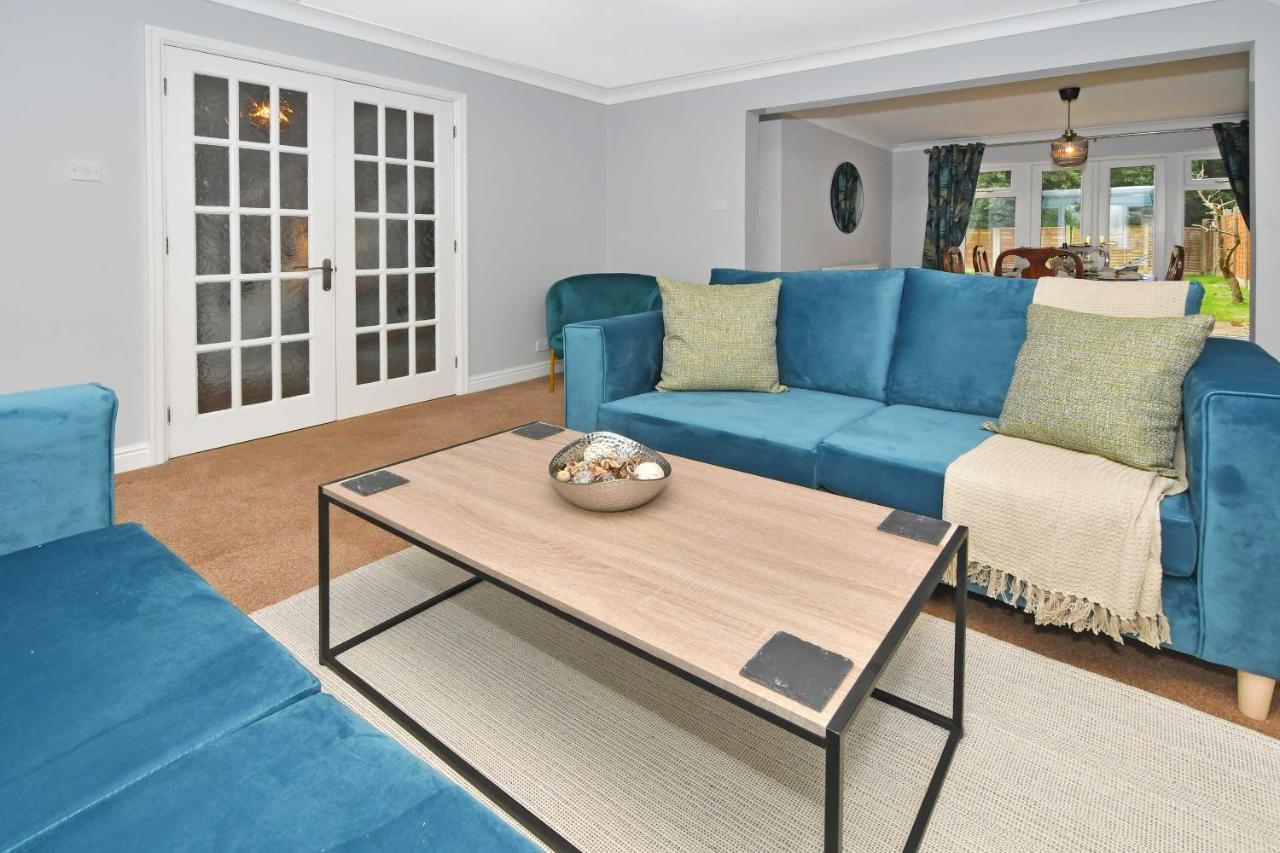 The Glade By Yourstays Huge Single Detached Holiday Home With Big Garden Newcastle-under-Lyme Εξωτερικό φωτογραφία