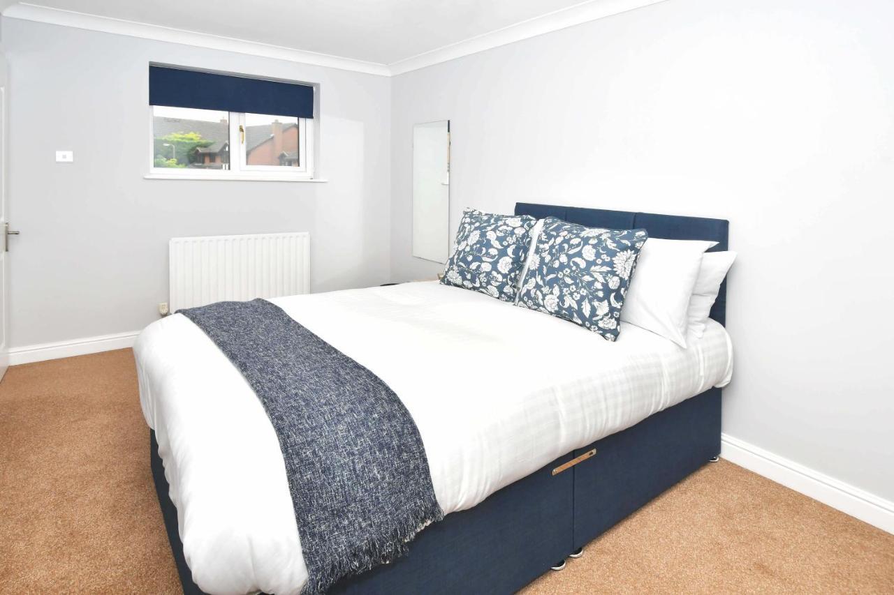 The Glade By Yourstays Huge Single Detached Holiday Home With Big Garden Newcastle-under-Lyme Εξωτερικό φωτογραφία