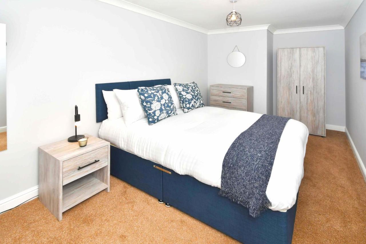 The Glade By Yourstays Huge Single Detached Holiday Home With Big Garden Newcastle-under-Lyme Εξωτερικό φωτογραφία
