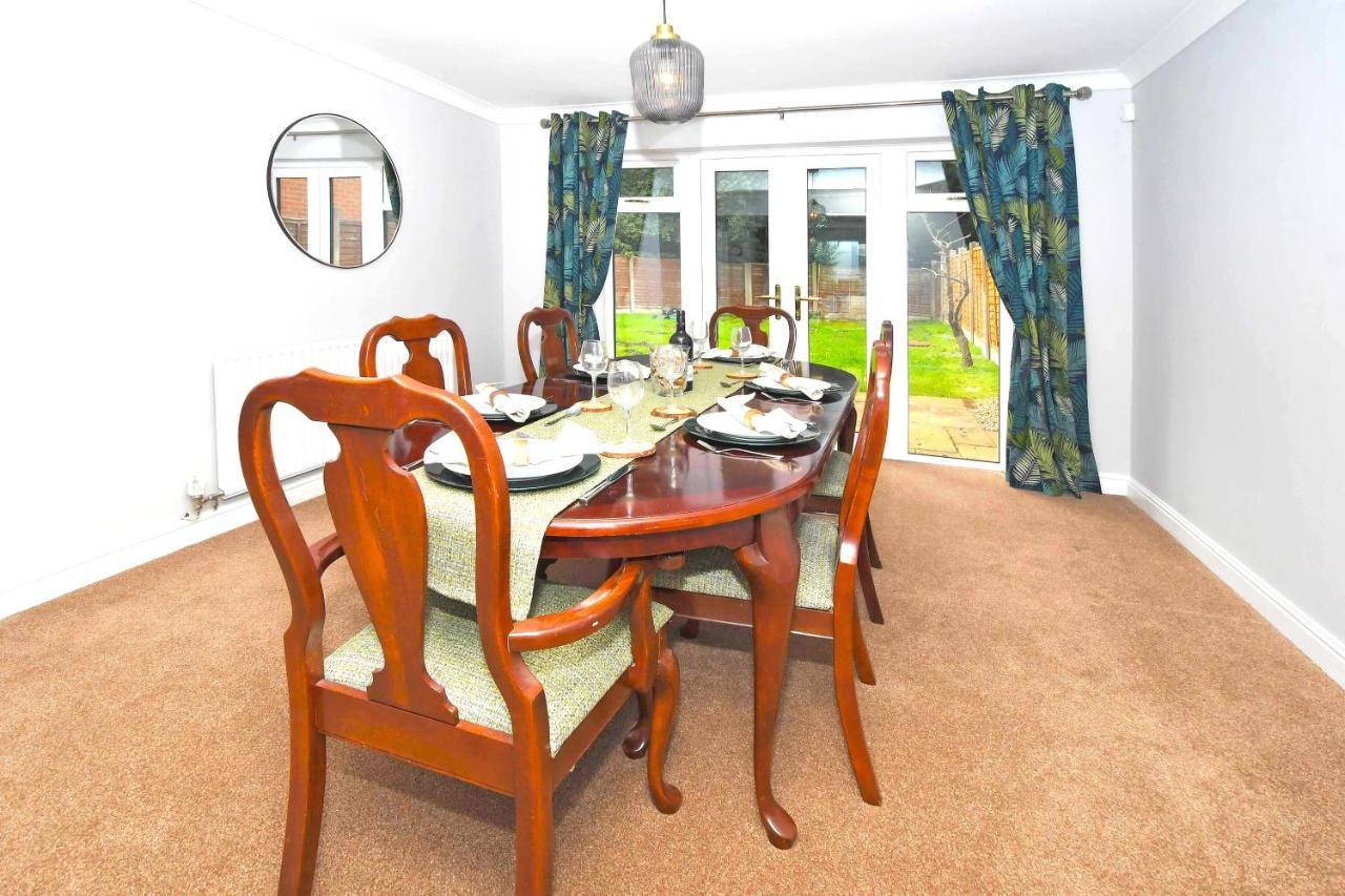 The Glade By Yourstays Huge Single Detached Holiday Home With Big Garden Newcastle-under-Lyme Εξωτερικό φωτογραφία
