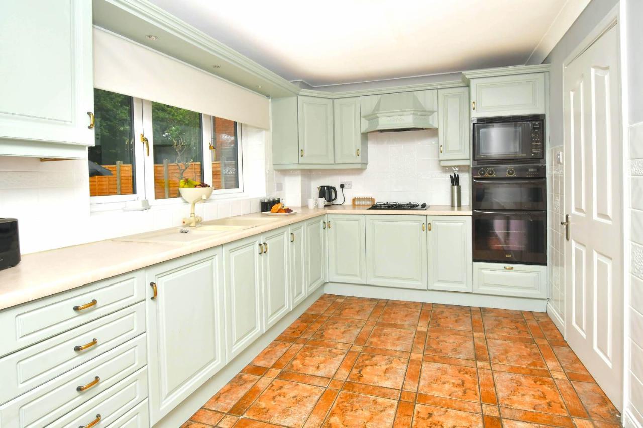The Glade By Yourstays Huge Single Detached Holiday Home With Big Garden Newcastle-under-Lyme Εξωτερικό φωτογραφία