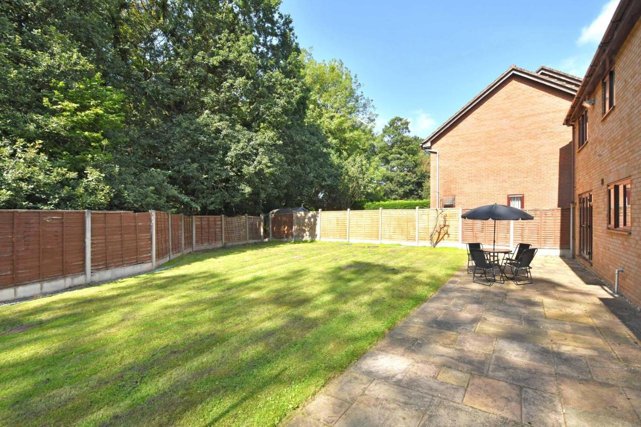 The Glade By Yourstays Huge Single Detached Holiday Home With Big Garden Newcastle-under-Lyme Εξωτερικό φωτογραφία